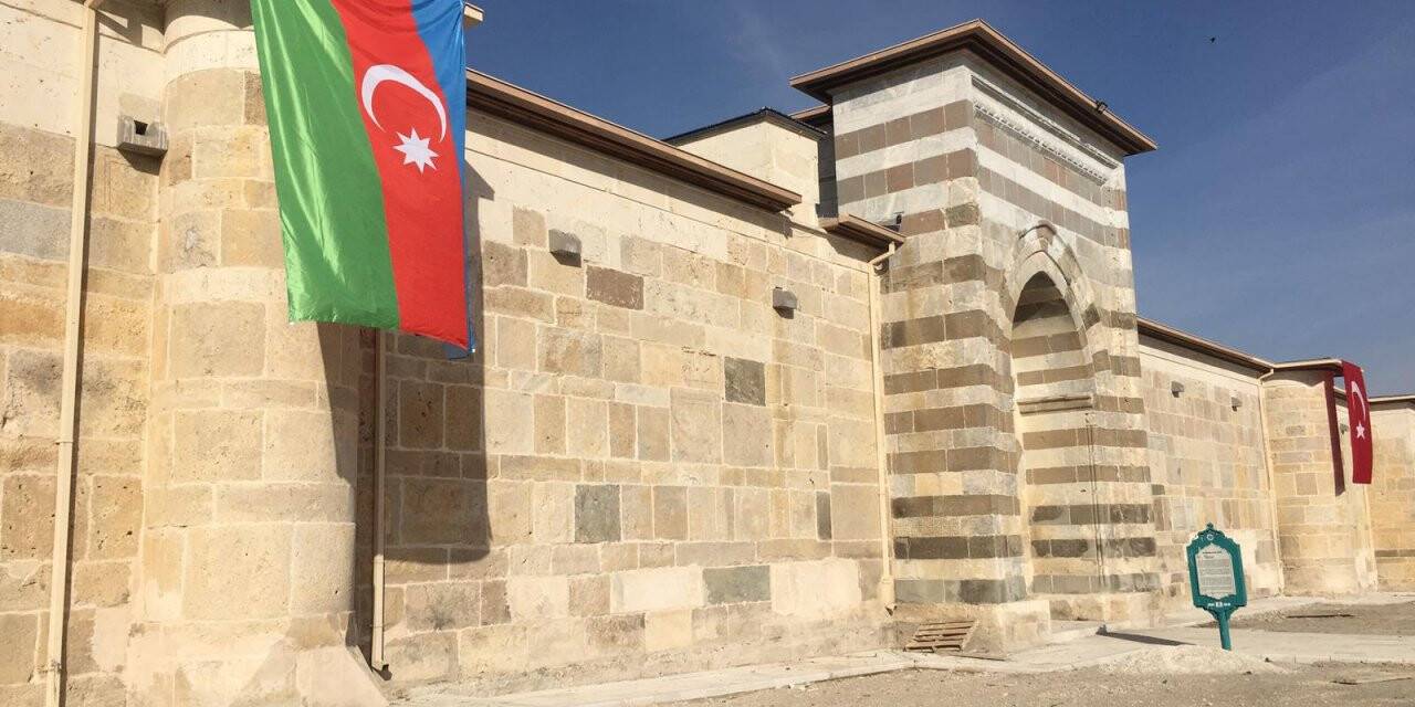 Zazadın Hanı'na Azerbaycan bayrağı asıldı
