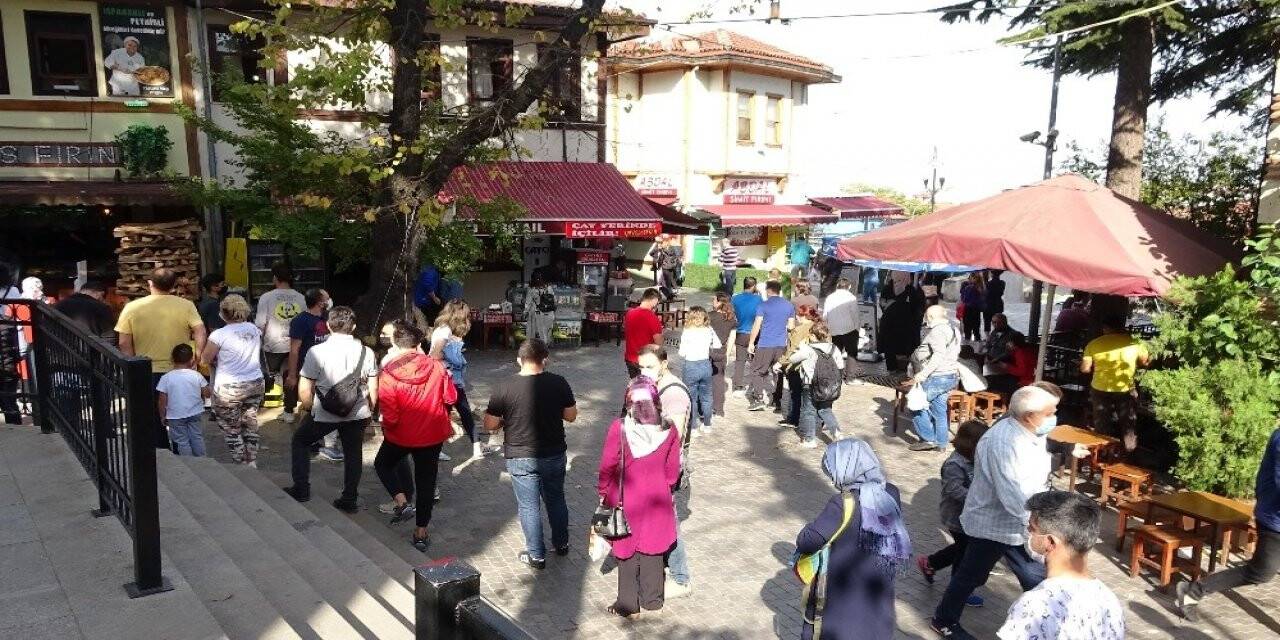 Tarihi fırınlarda saatlerce simit kuyruğu