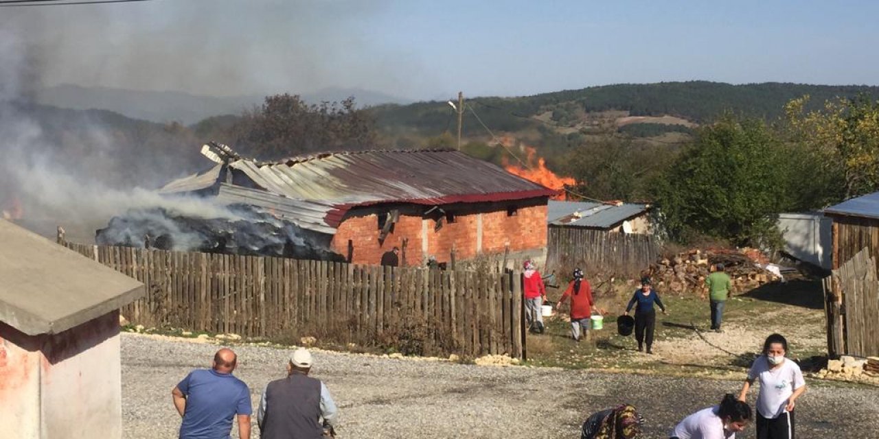 Bolu'da bir evde çıkan yangın kısa sürede çevredeki evlere sıçradı