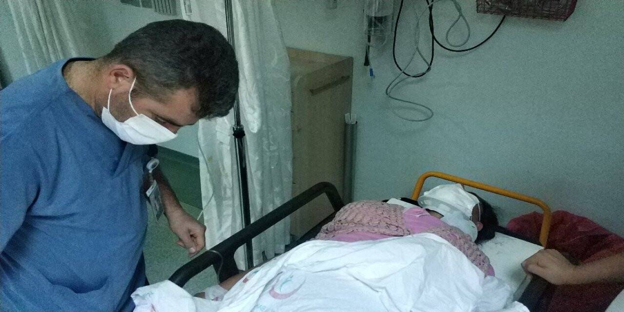 Pencerenin camını silerken düşen kadın ölümden döndü