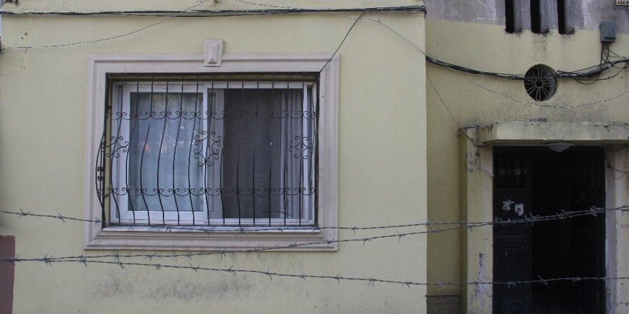 Adana'da kıskandığı eşini eve kilitledi