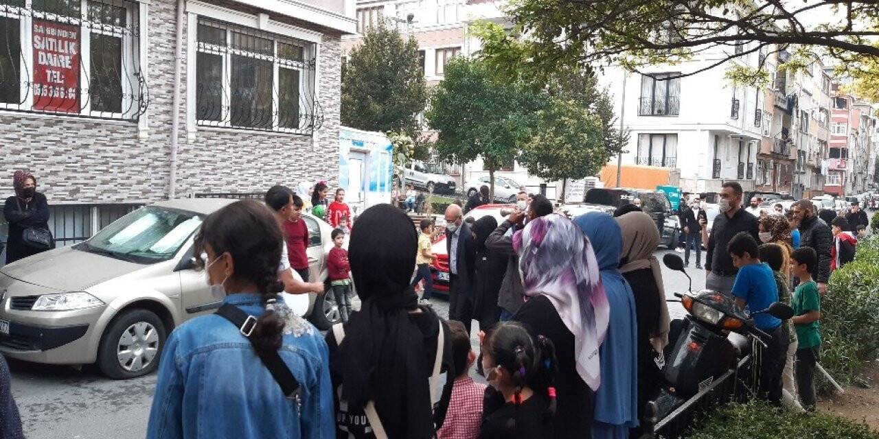 Fatih’te sosyal mesafesiz gelin alma merasimi