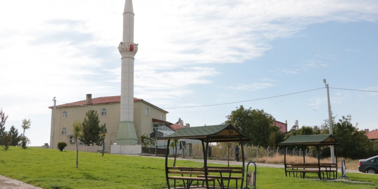 Beyşehir'de camilerin bahçeleri peyzaj çalışmalarıyla yenileniyor