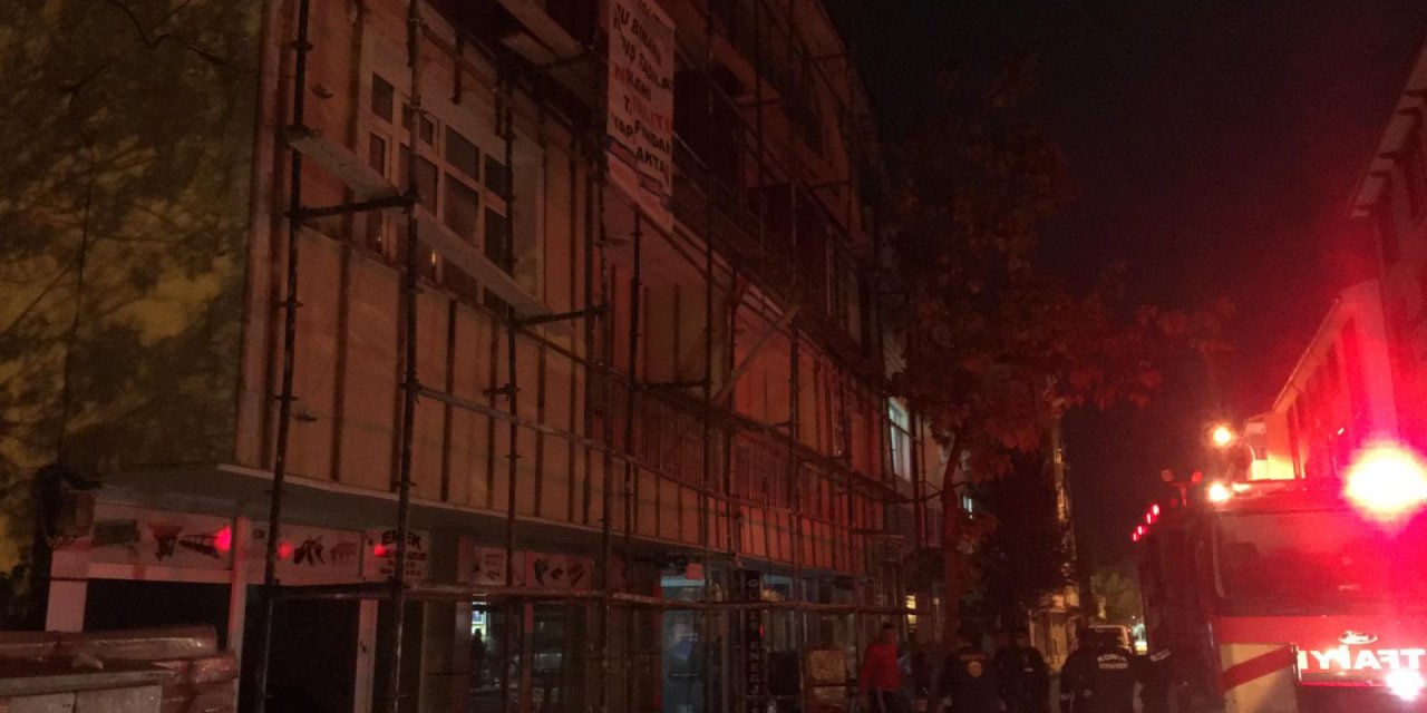 Konya'da 4 katlı binada korkutan yangın!