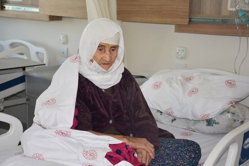 120 yaşında koronavirüsü yendi