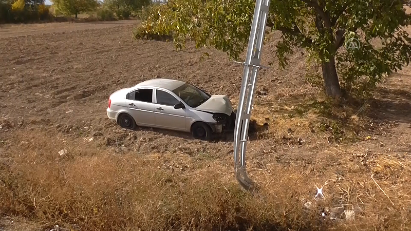 Konya'da elektrik direğine çarpan otomobil tarlaya devrildi