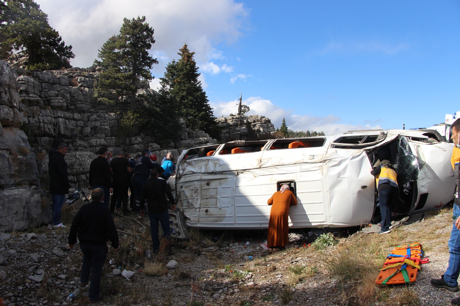 Konya'da kız isteme  yolunda minibüs devrildi: 13 yaralı