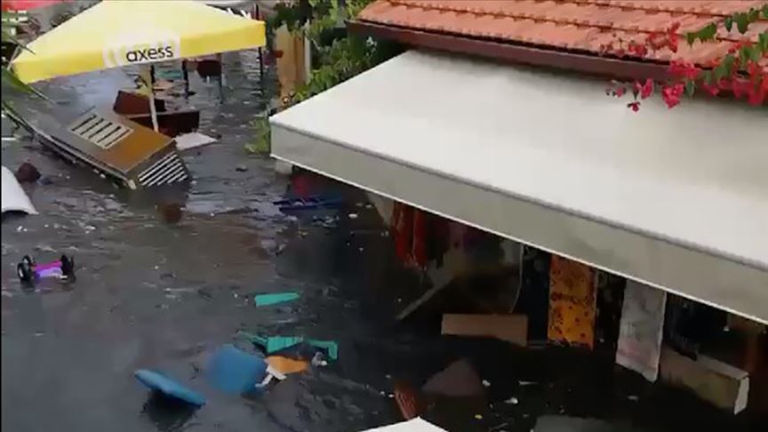 Deprem sonrası deniz taştı (VİDEO)