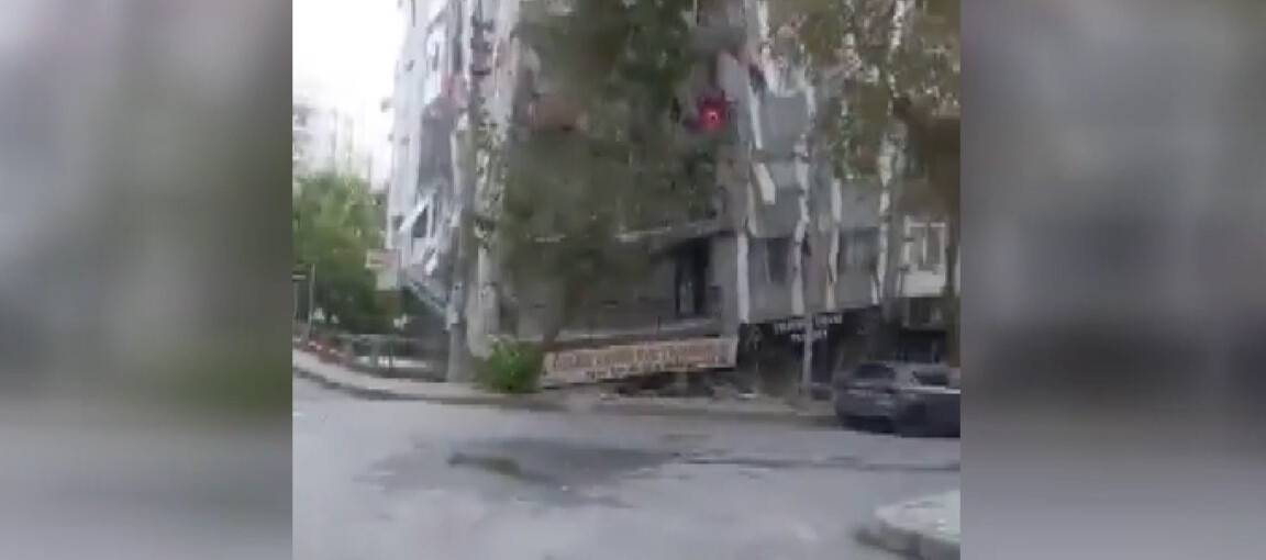 İzmir depreminde binanın yıkılma anı (VİDEO)