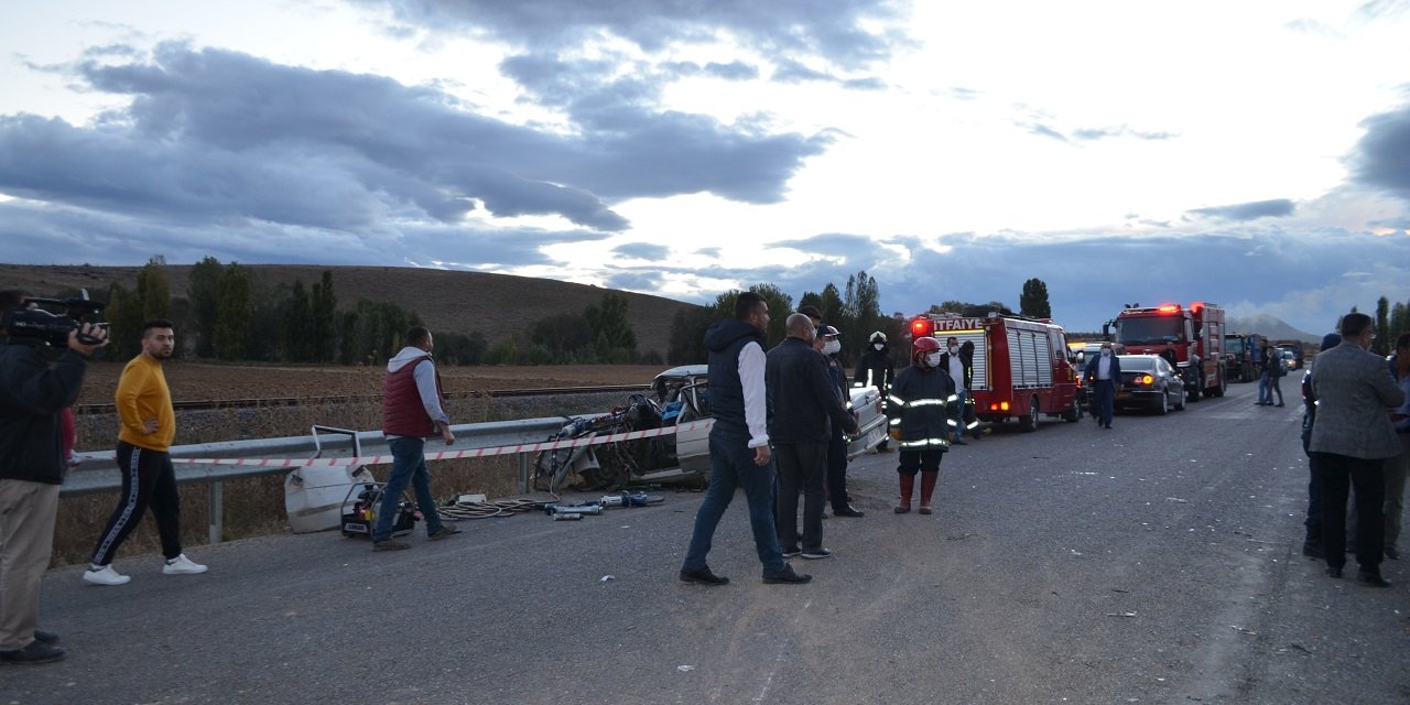 Konya'da kaza! Tarım işçilerini taşıyan minibüs ile otomobil çarpıştı: 2 ölü, 14 yaralı