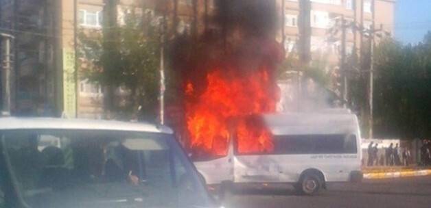 Öğrenciye çarpan minibüsü ateşe verdiler!