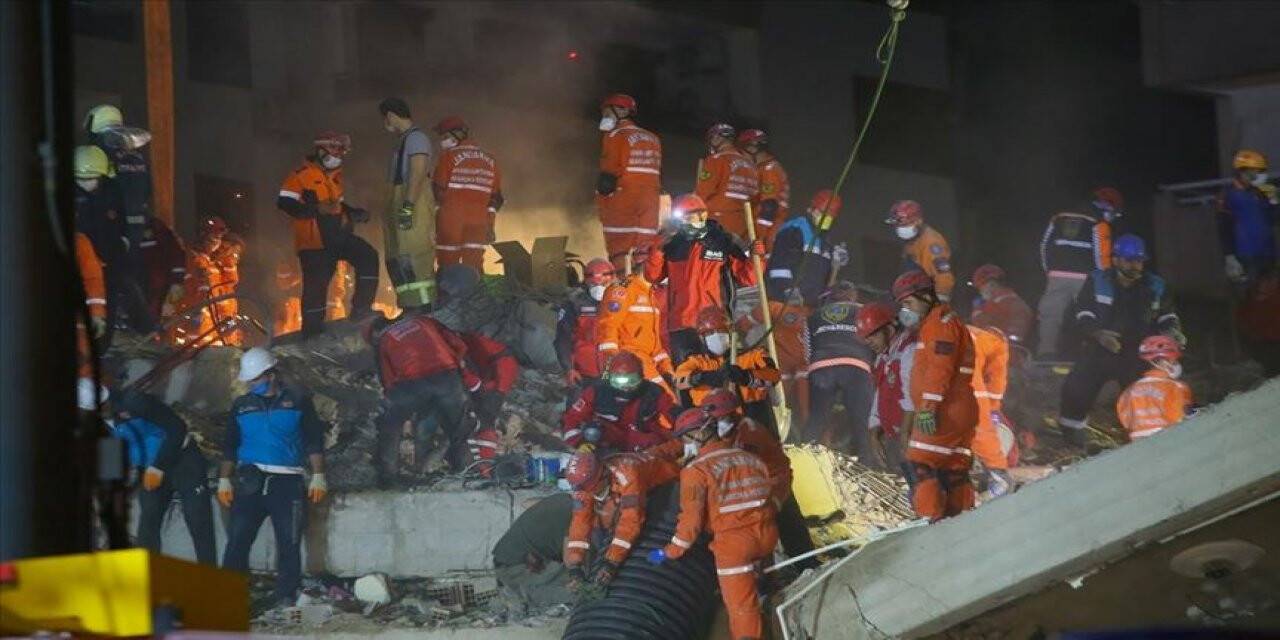 Cumhurbaşkanı Yardımcısı Oktay: İzmir'deki depremde hayatını kaybedenlerin sayısı 51'e yükseldi