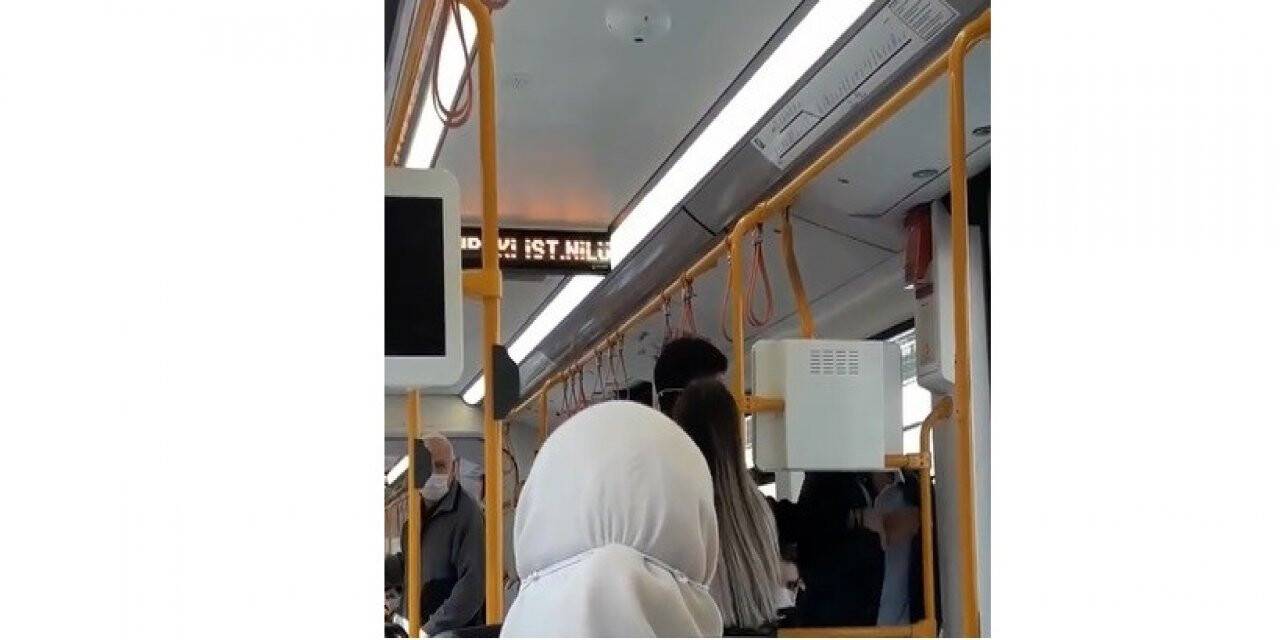 Metroda 'neden sarılıyorsun' kavgası