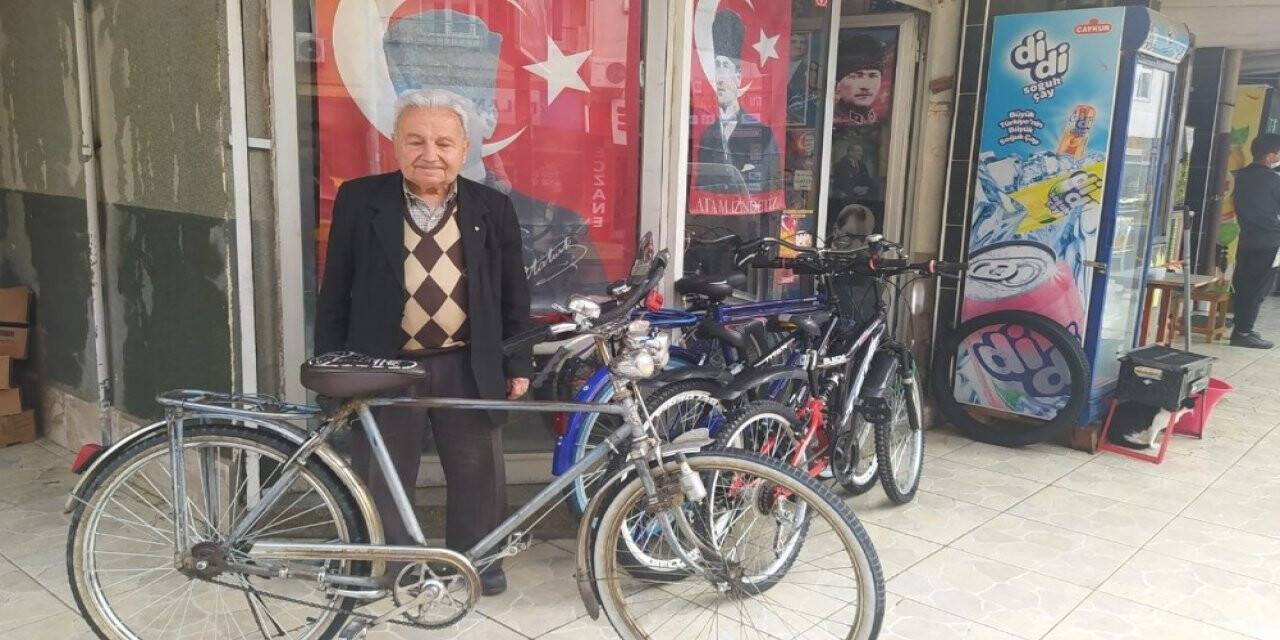66 yıldır aynı bisikletiyle işe gelip gidiyor