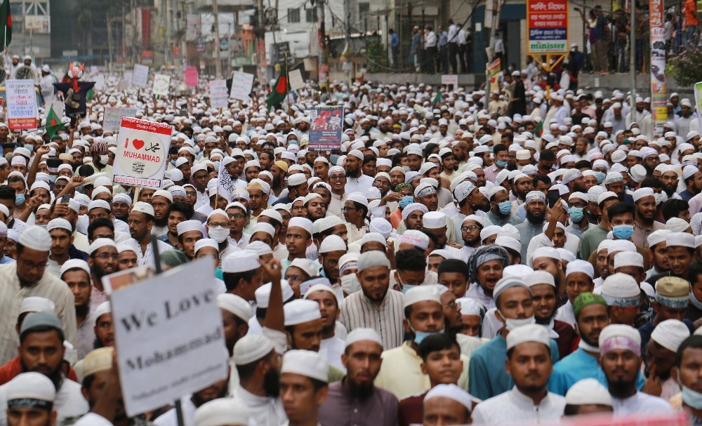 Bangladeş’te binlerce kişi Macron’a karşı sokaklara döküldü