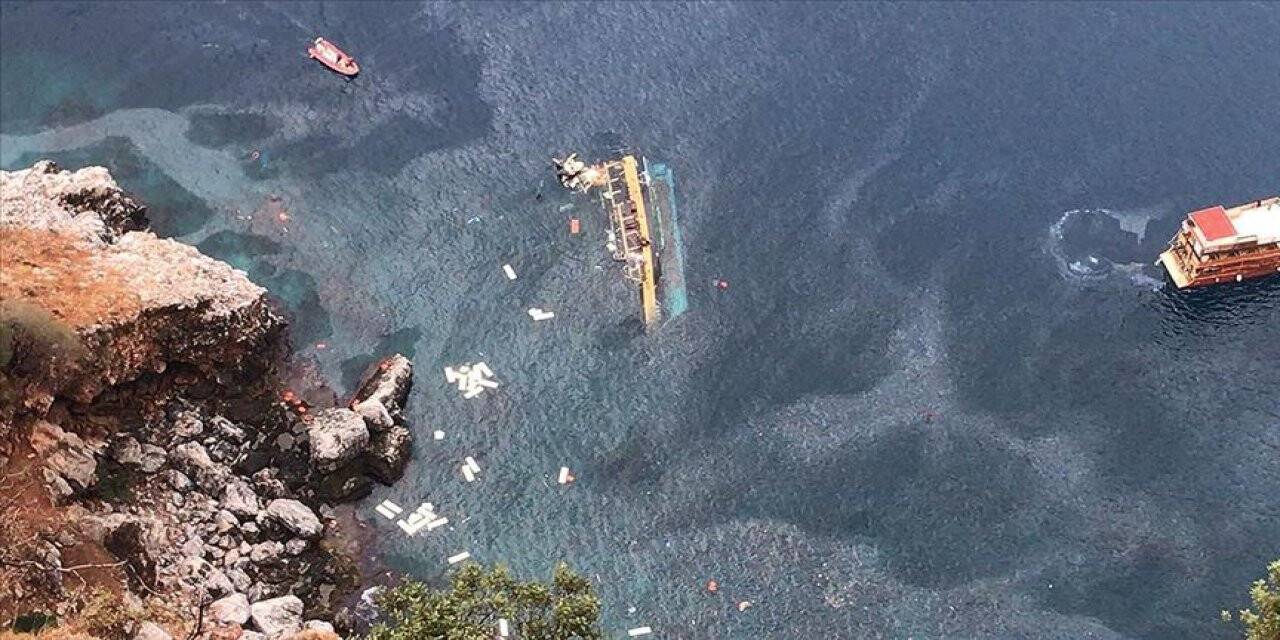 Antalya'da tur teknesi battı