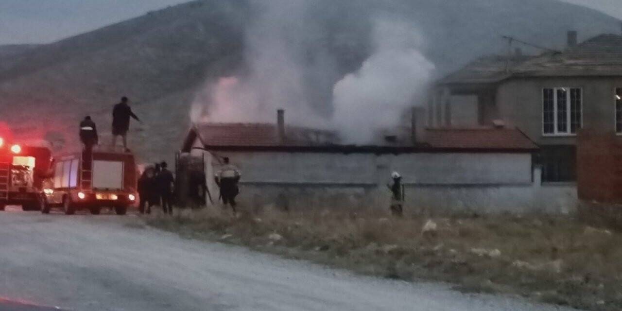 Yunak’ta bir evin müştemilatında yangın çıktı
