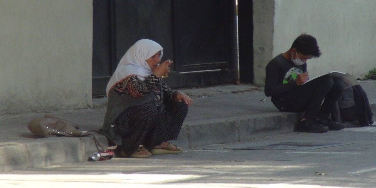 Okul önünde bira içen kadın kameralara yakalandı