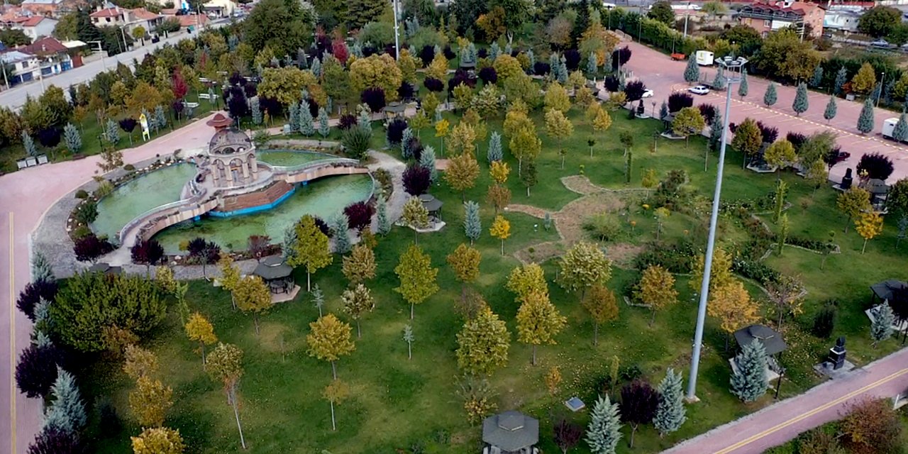 Konya'nın parkları sonbahar görüntüsüyle büyülüyor