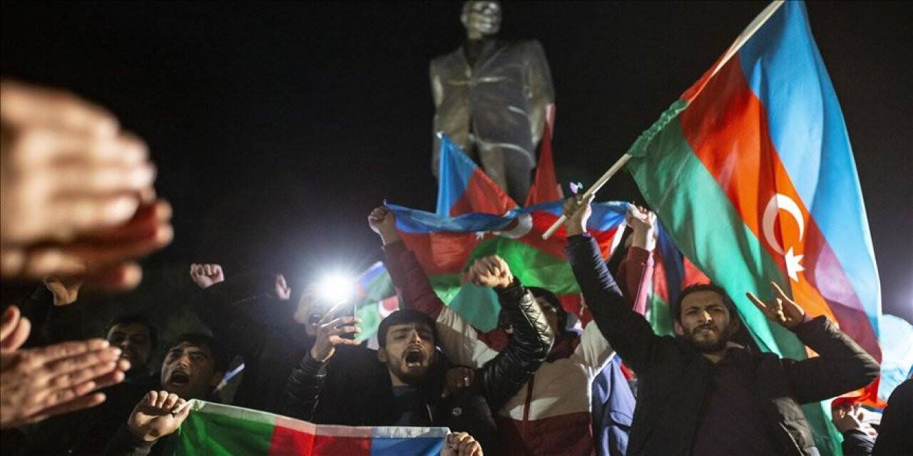 Azerbaycanlılar Dağlık Karabağ'da varılan anlaşmayı coşkuyla kutluyor
