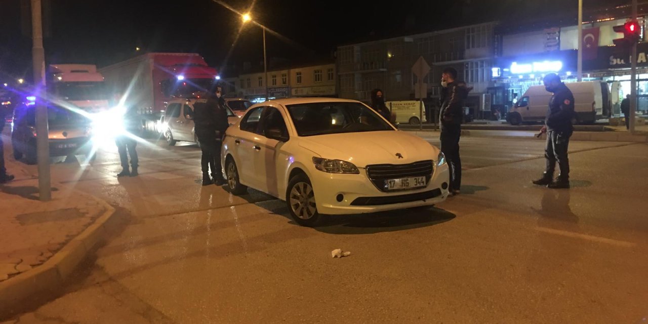 Konya'da ehliyetsiz sürücü aracın plakasını çamurla kapattı