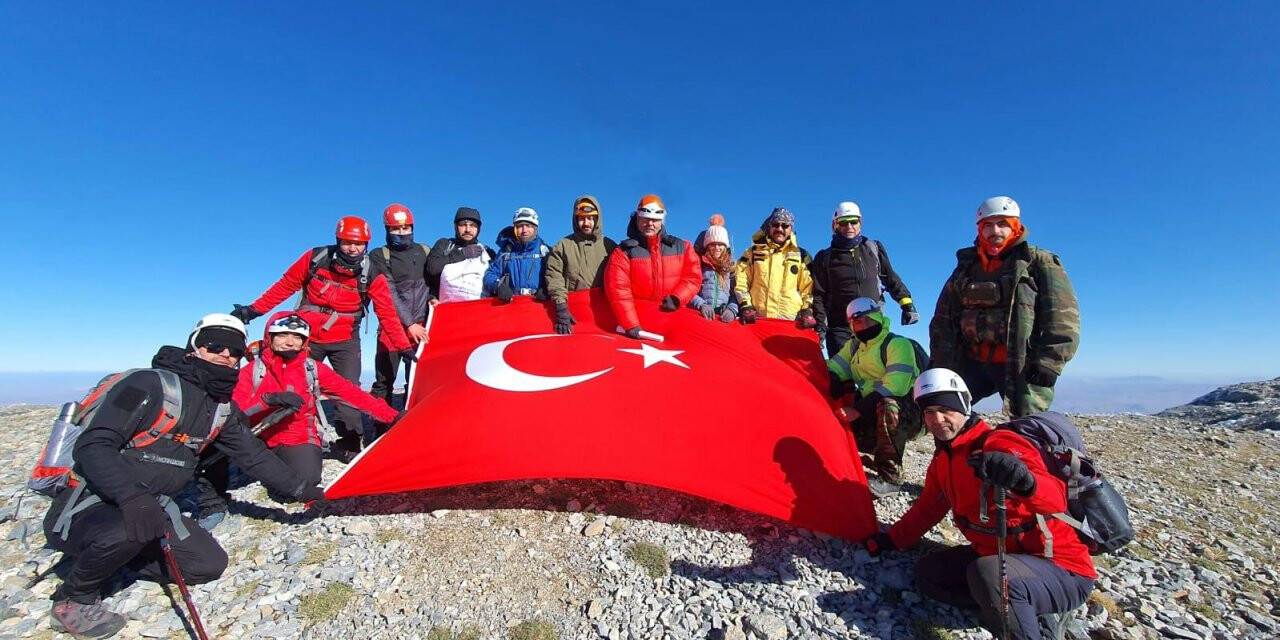 Konyalı dağcılar Sultandağı’na tırmandı