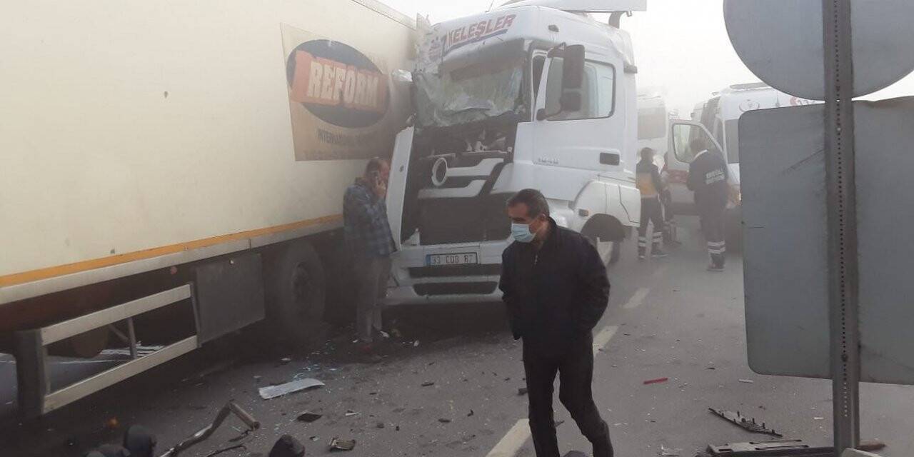 Konya'da sis nedeniyle zincirleme kaza! Onlarca araç birbirine girdi