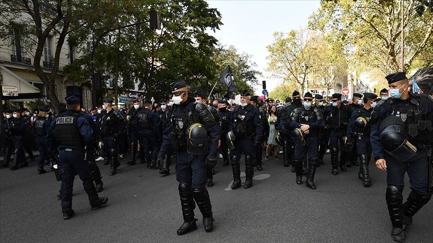 Fransa'da  Kovid-19 protestolarını sürdürüyor, öğrenciler sokaklarda