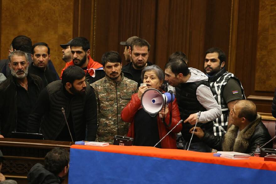 Ermenistan’da halk mağlubiyetin ardından sokaklara indi