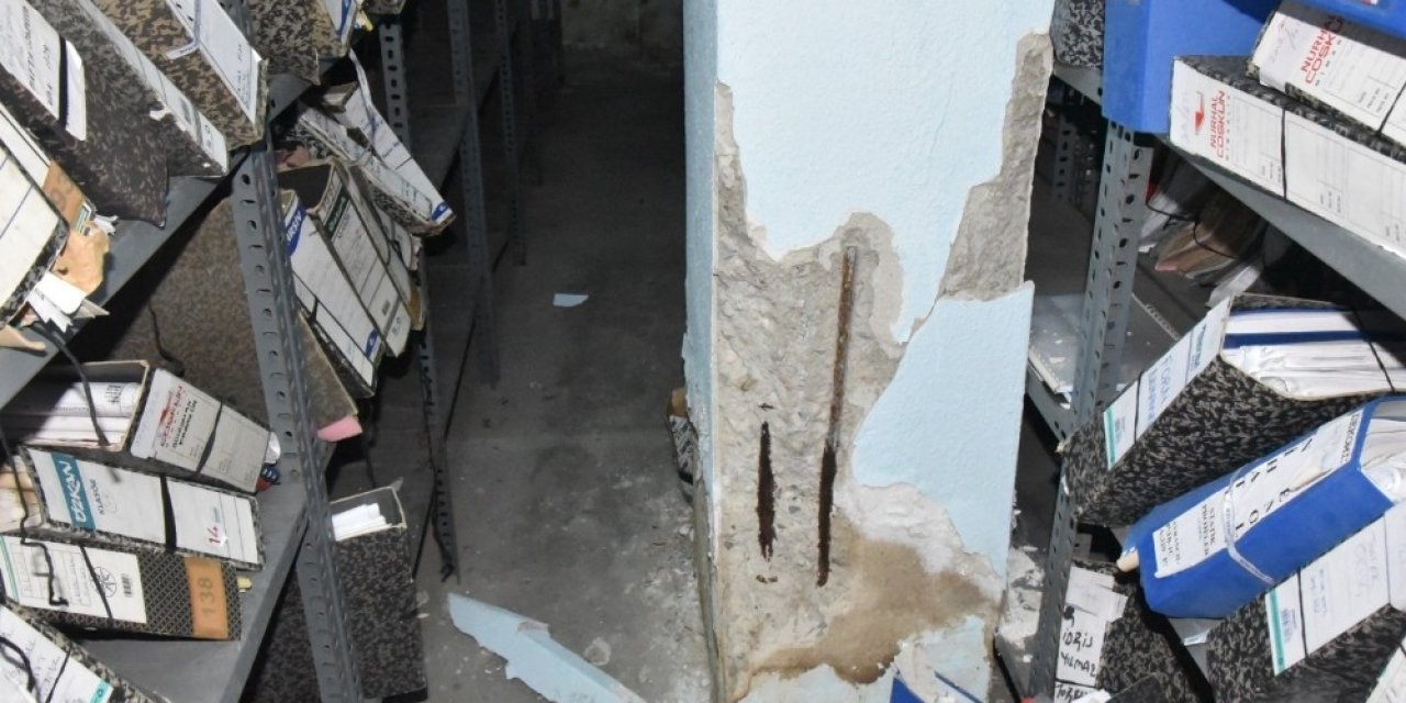 Belediye çalışanları, depremde ağır hasar alan binada ölümden dönmüş! İşte o görüntüler