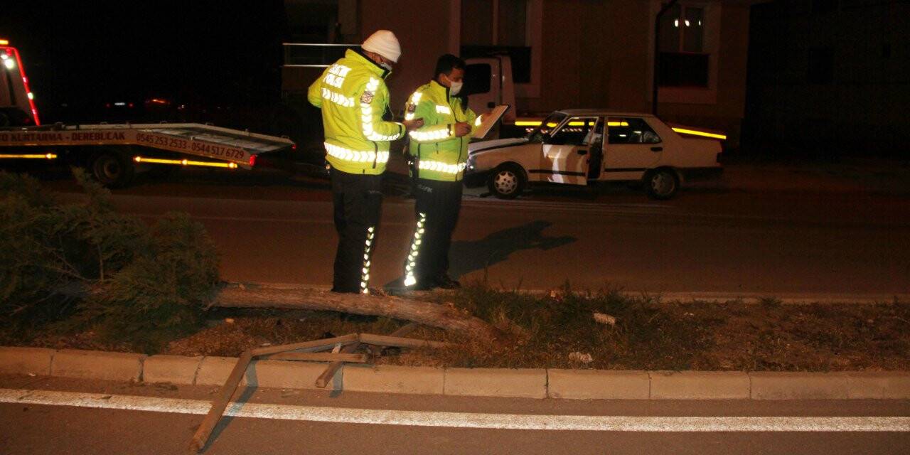 Beyşehir'de otomobil refüjdeki ağaca çarptı: 1 yaralı