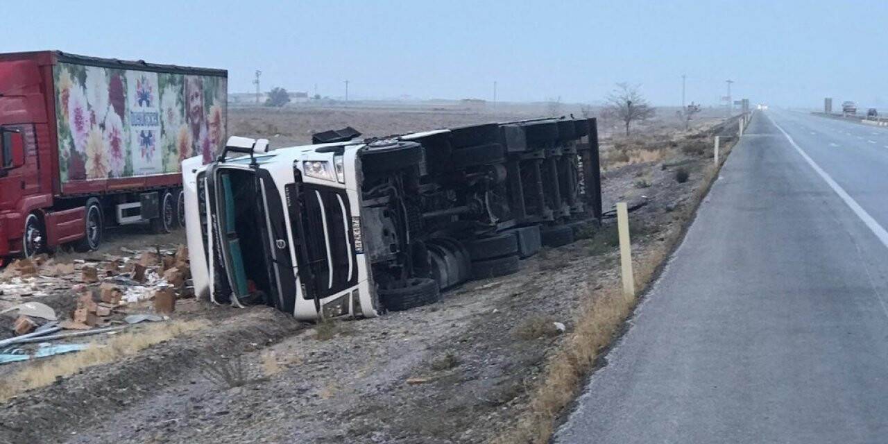 Konya'da kontrolden çıkan tır devrildi: 1 yaralı