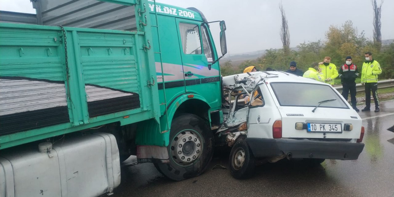 Konya plakalı kamyon otomobil ile çarpıştı: 1 ölü, 1 yaralı