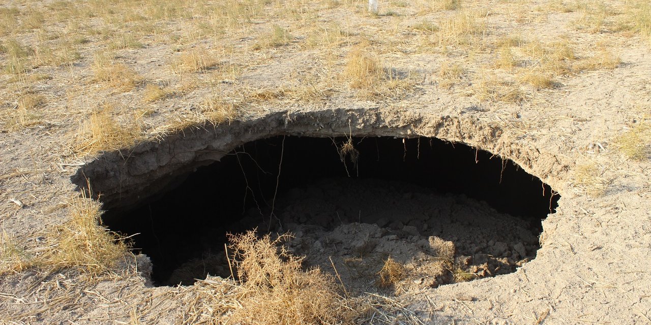 Konya Karapınar'da 10 metre genişliğinde obruk oluştu