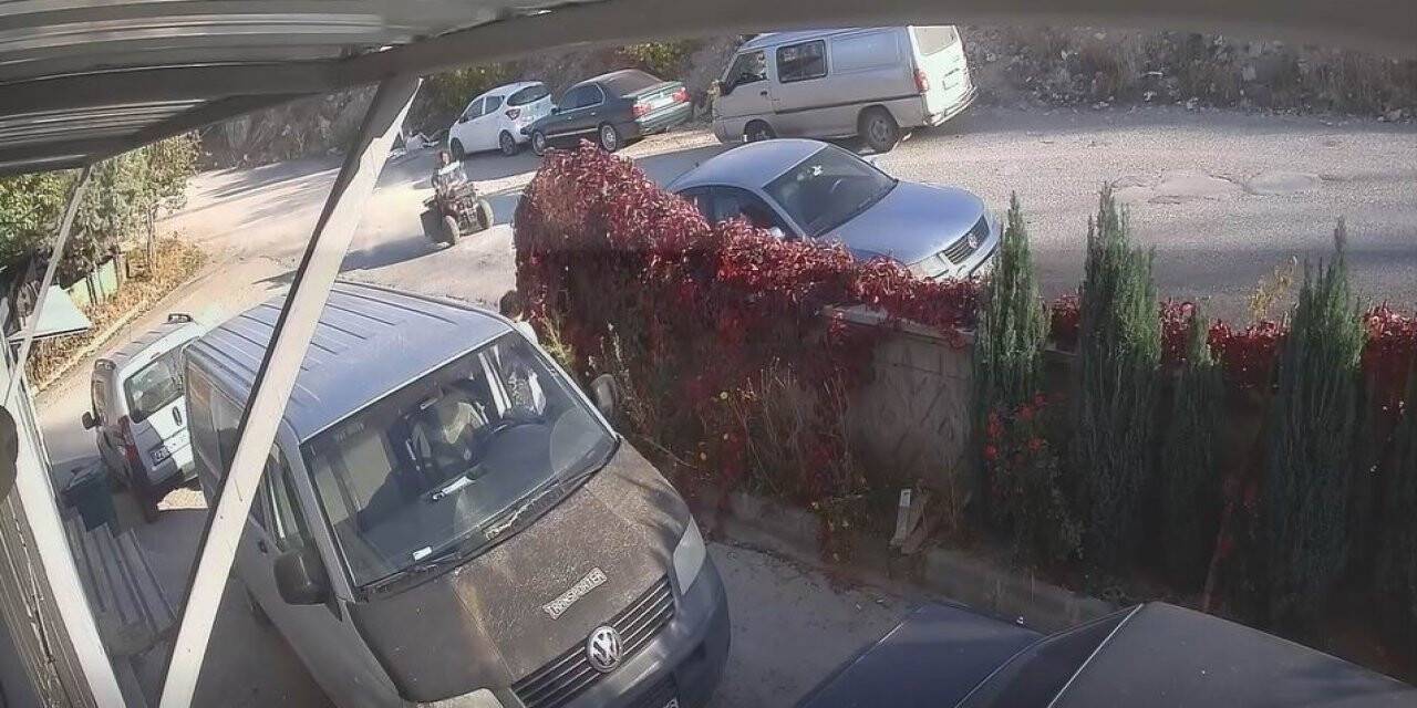 Konya'da ATV’nin park halindeki otomobile çarpma anı kamerada