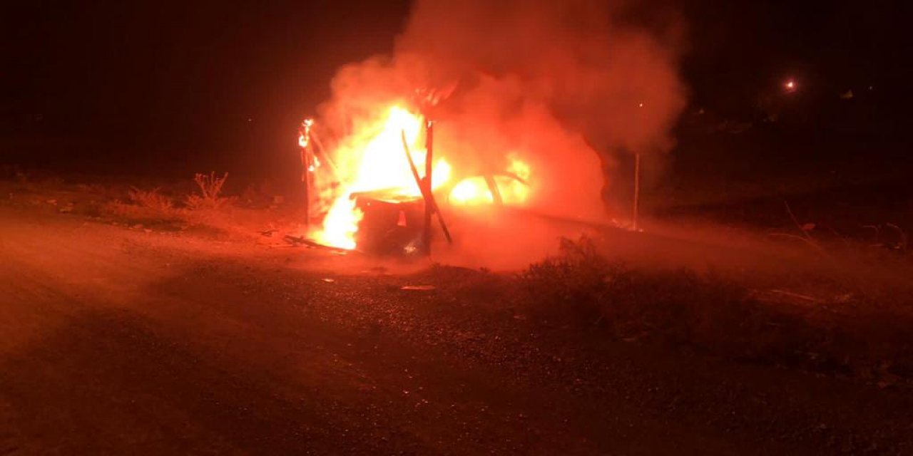 Konya'da park halindeki otomobil alev alev yandı