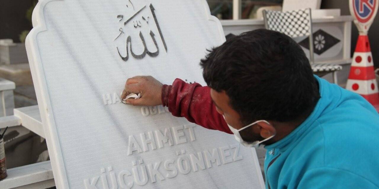 Konya'daki mezar taşı ustasından ilginç koronavirüs mesajı