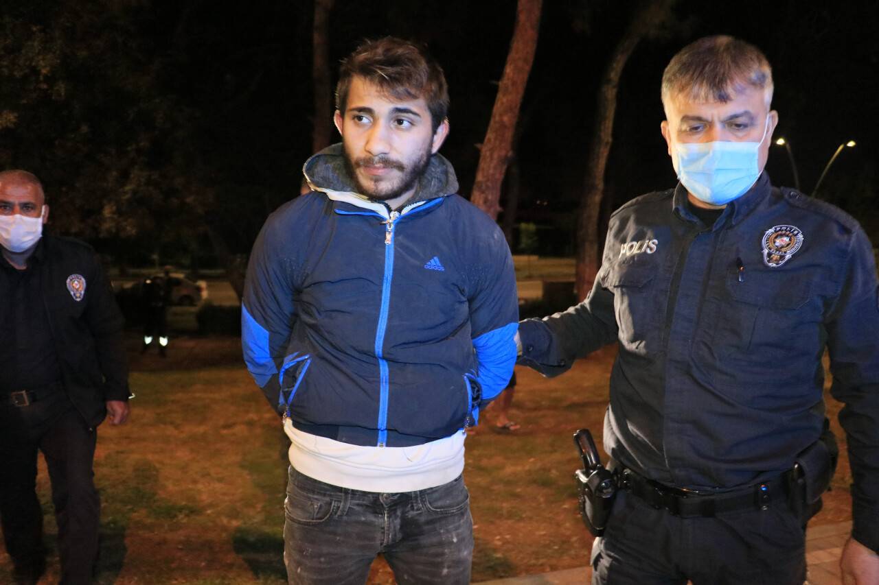 Maske takma uyarısında polise taşla saldırı