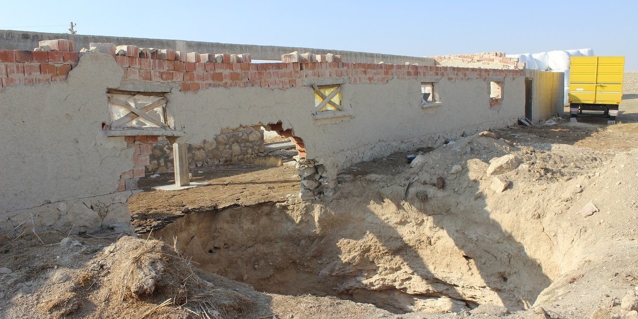 Konya'daki aile, evlerinin yanında oluşan 13 metre derinliğindeki obruğa rağmen yaşamaya devam ediyorlar
