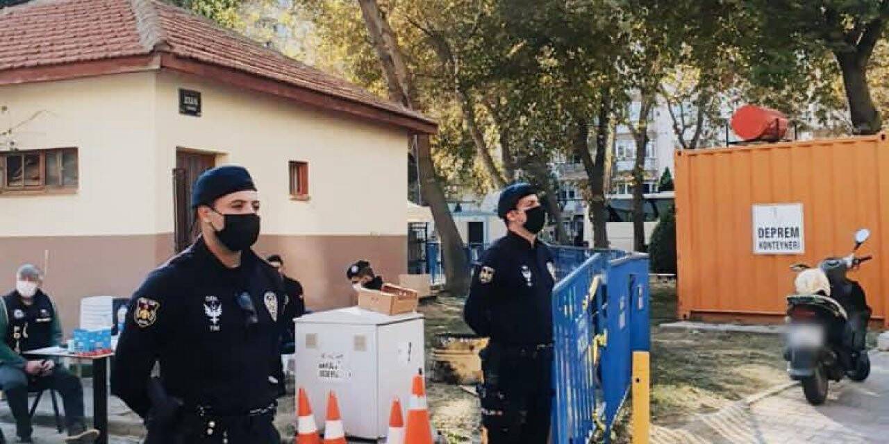 Konya Çevik Kuvvet timi deprem bölgesinde