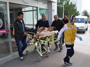 DÜKKAN KOMŞUSUNU BIÇAKLA YARALADI