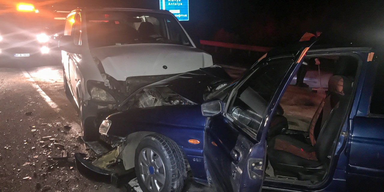 Konya-Antalya yolunda iki otomobil çarpıştı: 6 yaralı