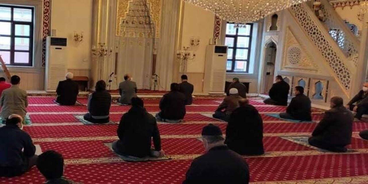 Bakanlık duyurdu! 20 yaş altı ve 65 yaş üstü sınırlamasına cuma namazı düzenlemesi