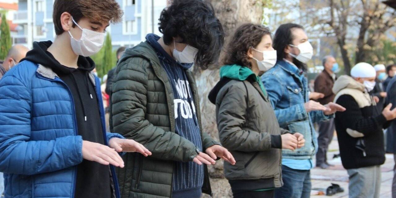 Manisalılar cuma namazı öncesi yağmur duasına çıktı