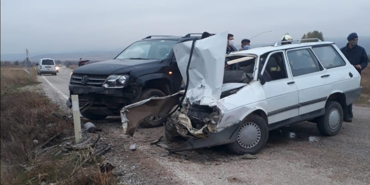Konya'da kaza! Kamyonetle otomobil çarpıştı: 1 ölü, 2 yaralı