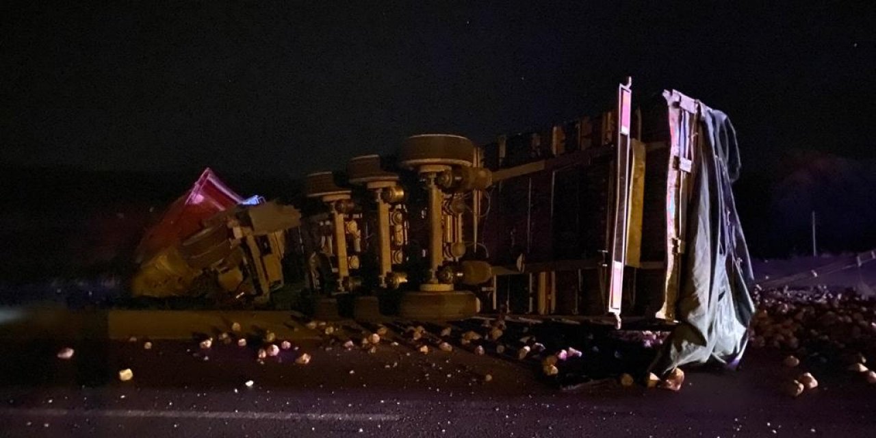 Konya'da pancar yüklü tır devrildi: 1 yaralı