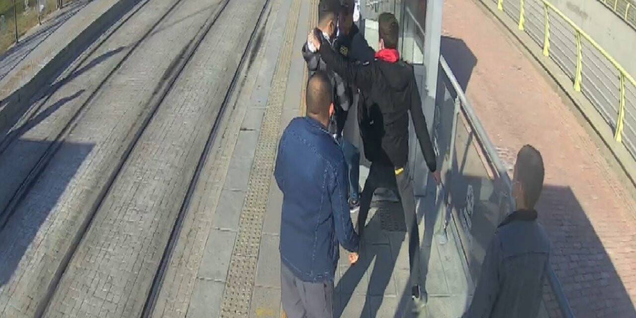 Konya’da tramvay durağı görevlisi sırtından bıçaklandı (VİDEO)