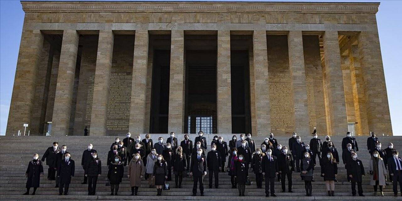 Milli Eğitim Bakanı Selçuk, 81 ilden gelen öğretmenlerle Anıtkabir'i ziyaret etti