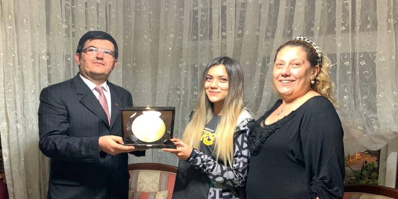 Gönül Gözü, Yılın Öğretmenini Seçti