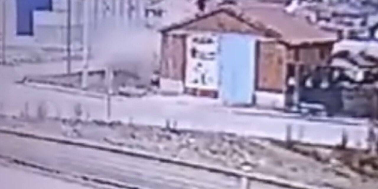 Konya'da kaza! Takla atan aracın sürücüsü evin çatısına böyle düştü